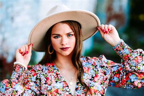 Top 10 Tips For Taking High School Senior Photos.